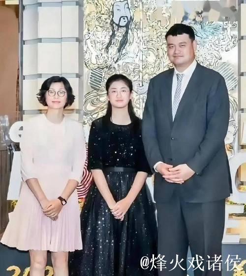姚明15岁女儿身高接近2米！英语流利出众，为父亲担任翻译，令人惊艳